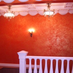 Красная декоративная штукатурка с эффектом мрамора в Казани